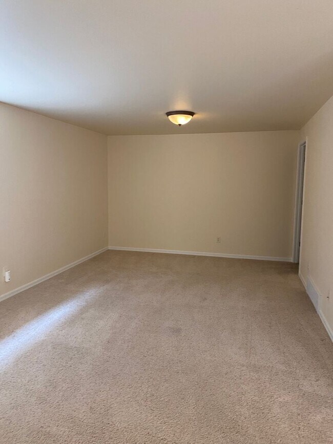 Building Photo - Beautiful 3 bed 2 bath condo on the west end!