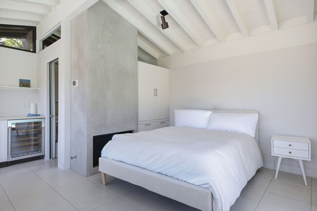 Building Photo - 1255 Rancheros Rd