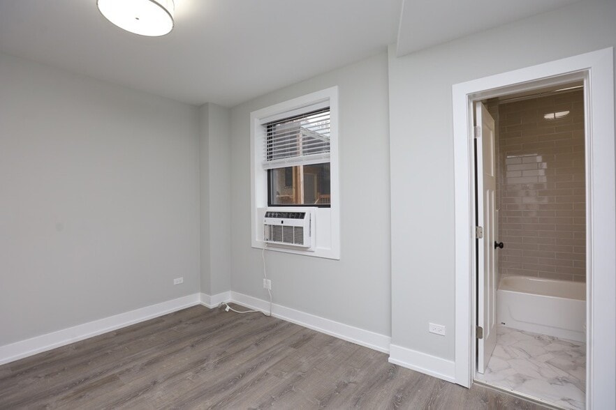 Building Photo - 510 W Belmont Ave