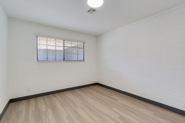 Building Photo - Two Bedroom in Old Town Scottsdale - Sparking Pool!