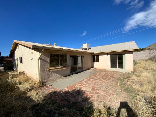 Building Photo - 4 Bedroom Single Story Home Available Near Tramway Blvd NE & Copper Ave NE!