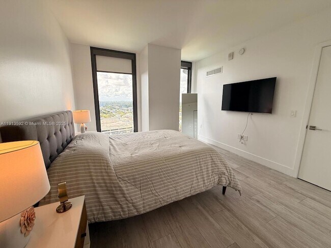 Building Photo - 121 NE 34th St