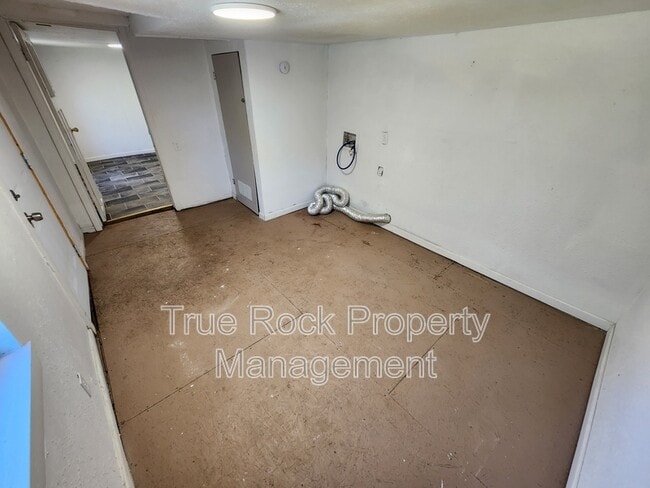 Building Photo - 228 N Cherry