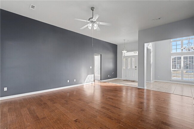 Building Photo - 585 Lynn Dr