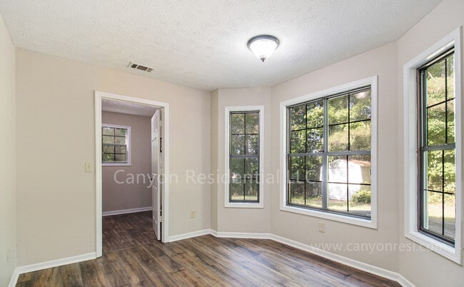 Building Photo - Beautiful 3b Room!Move in ready!