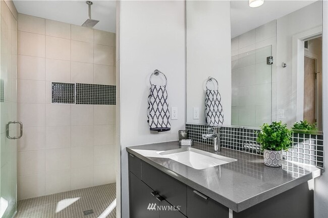 Building Photo - First Hill Modern 2-Bedroom Condo with Roo...