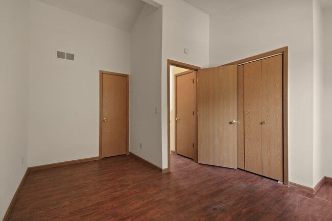 Building Photo - 3 Bed 2 Bath unit Close to Downtown