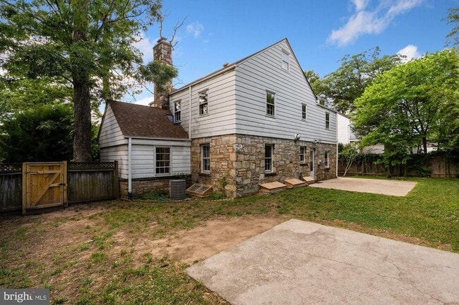 Building Photo - 1239 S Oakcrest Rd