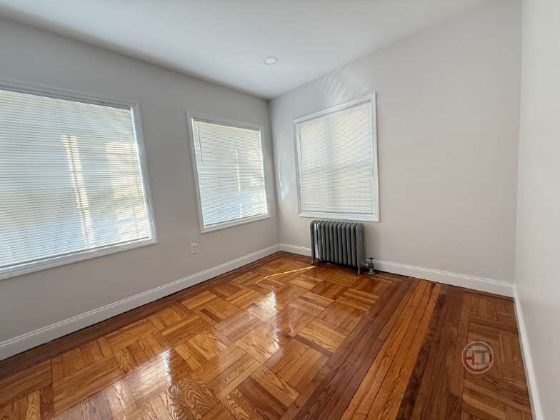 Building Photo - 1644 Williamsbridge Rd