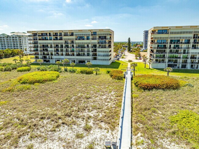 Building Photo - 1/1 Oceanfront condo with resort-like amenities!