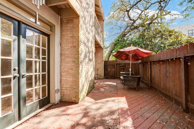 Building Photo - Modern Townhome  3 Bedrooms/2.5 Bathrooms