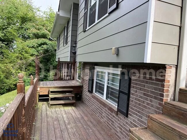 Building Photo - Updated 4-Bed Home Minutes from Downtown C...