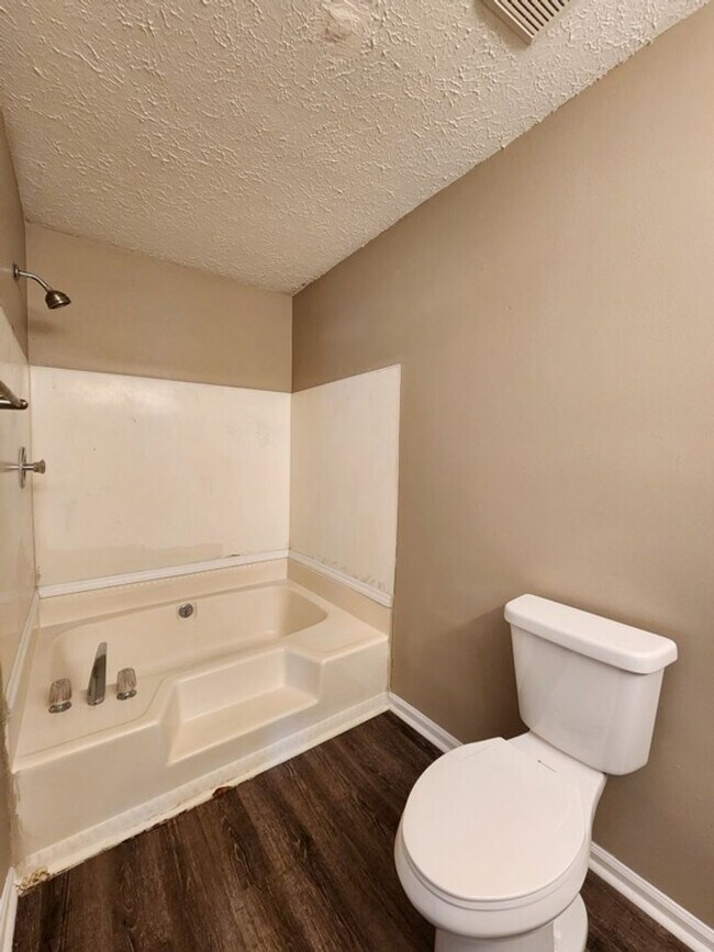 Building Photo - 3547 Main Station Dr SW