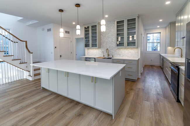 Building Photo - 17 Wilson St