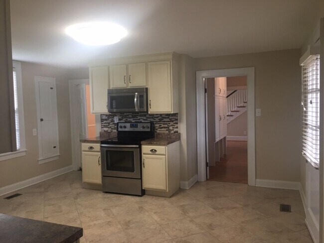 Building Photo - Kentucky mansion overlooking horse farm with stunning views    260308