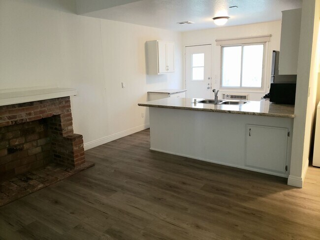 Building Photo - 713 Huntley Dr