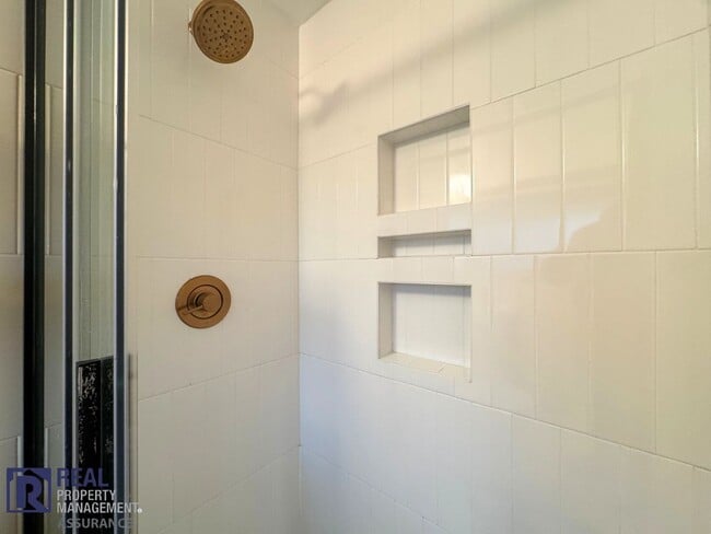 Building Photo - Updated 3-Bed Duplex Offering Space, Style & Convenience!!