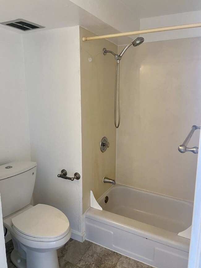 Building Photo - Remodeled 1 bedroom 1 bath in Punahou/Wild...