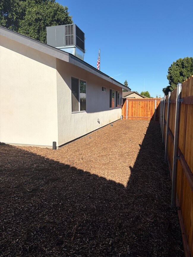 Building Photo - New ADU in Established Turlock Neighborhood