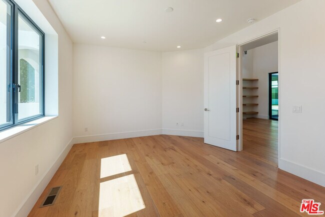 Building Photo - 382 Aderno Way