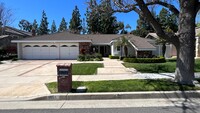 Building Photo - Stunning Single Story 3 Bed plus Den 2.5 B...