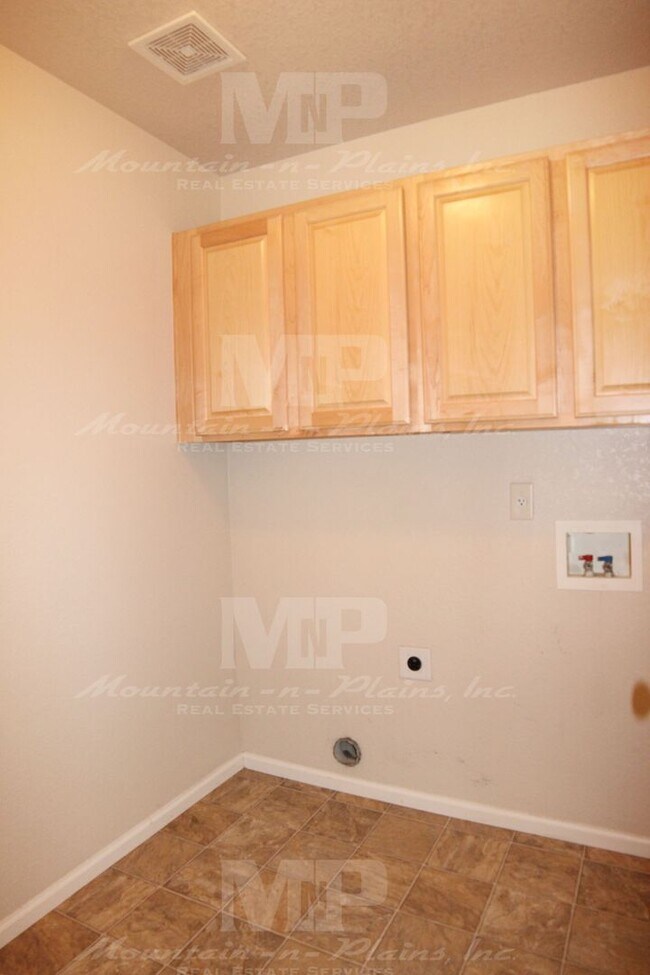 Building Photo - 3826 Eclipse Ln