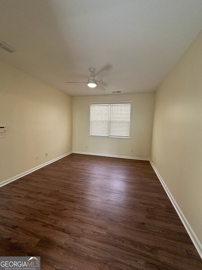 Building Photo - 124 Cottesford Dr SW