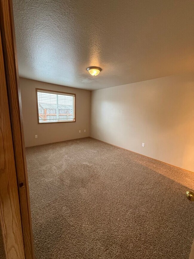 Building Photo - Woodland Ranch 3Bd/2Ba Home with Large Fully Fenced Yard - Easy Access to I-5