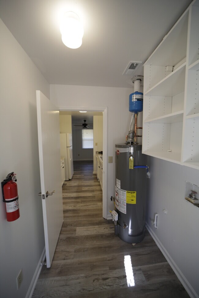 Building Photo - 7909 Carmel Rd