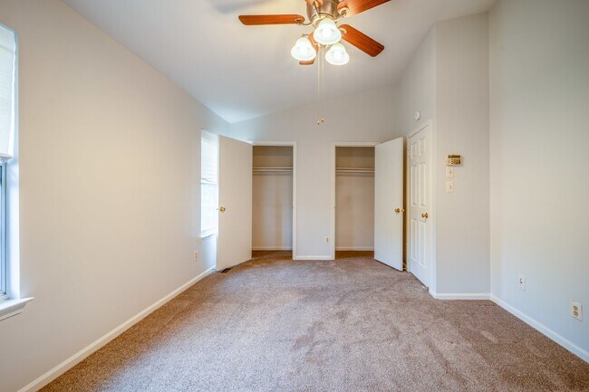 Building Photo - Three-level end unit townhome!