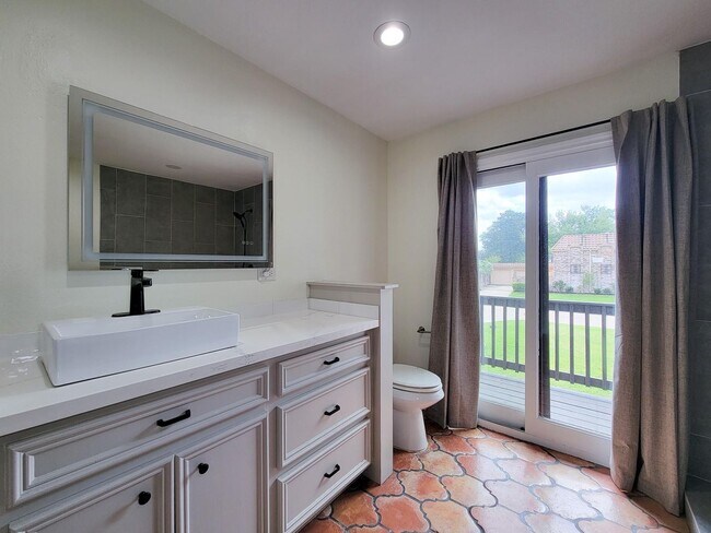 Building Photo - BEAUTIFUL LARGE 4 BEDROOM 2.5 BATH HOME