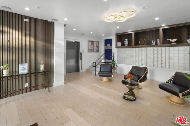 Building Photo - 10982 Roebling Ave