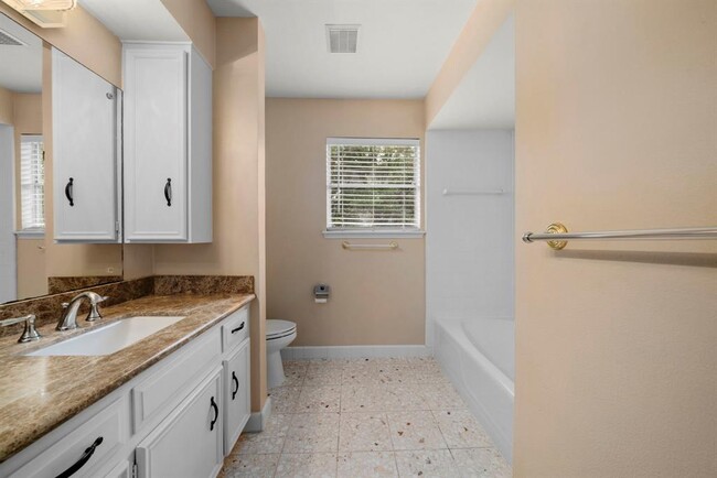 Building Photo - 527 Briar Knoll Dr