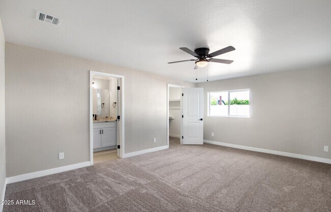 Primary Photo - 4402 E Mitchell Dr