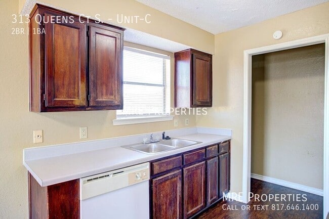 Building Photo - 313 Queens Ct S