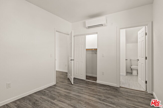 Building Photo - 929 W 23rd St