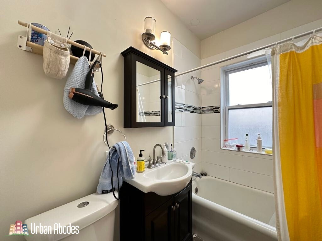 Building Photo - 321 Kedzie St