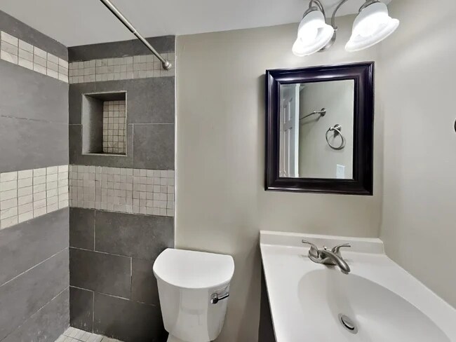 Building Photo - Lantern Square Apartments-B5