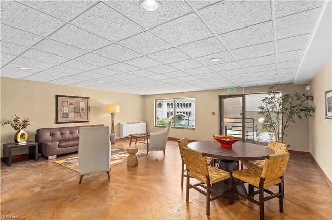 Building Photo - 1444 W 10th St