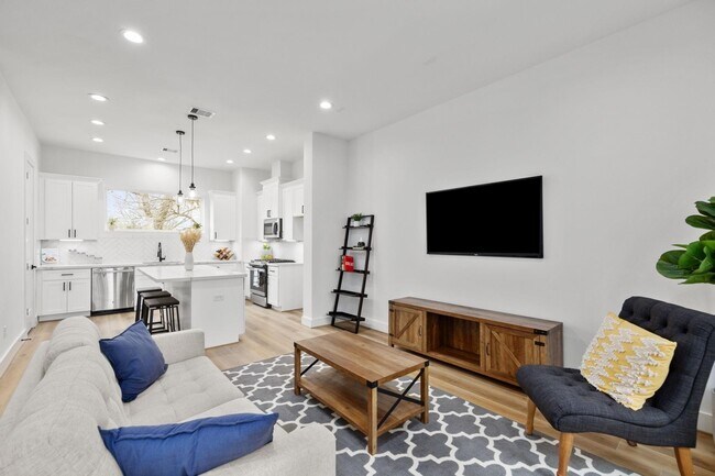 Building Photo - 3028 Live Oak St