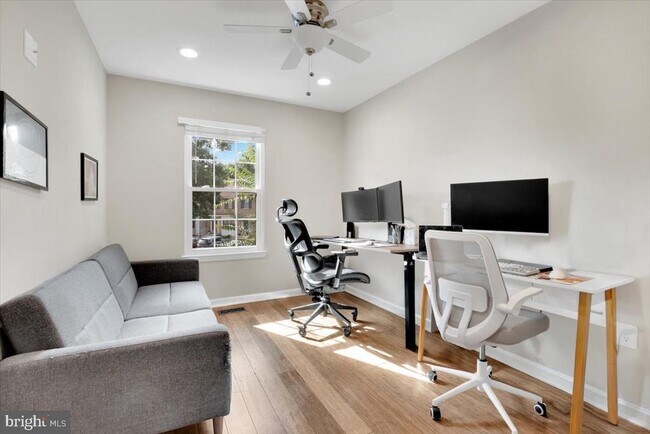 Building Photo - 8605 Western Oak Dr