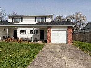 Building Photo - 3 Bedroom 2 bath Duplex