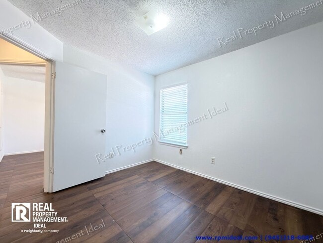 Building Photo - 1801 Quail Run Dr