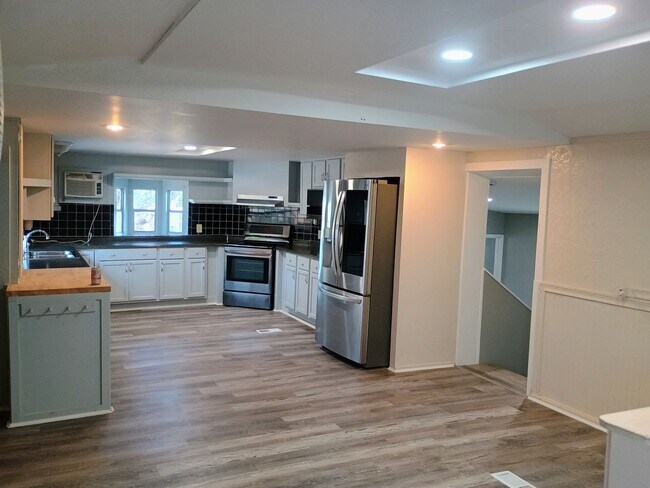 Building Photo - Updated 3 bedroom 2 bath Home for rent