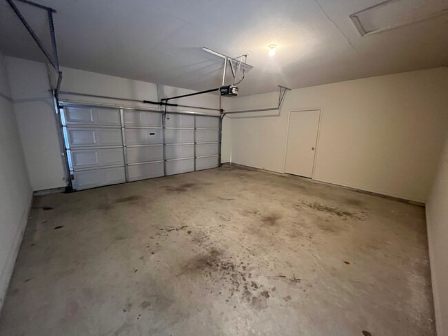 Building Photo - Duplex *LEASING SPECIAL AVAILABLE*