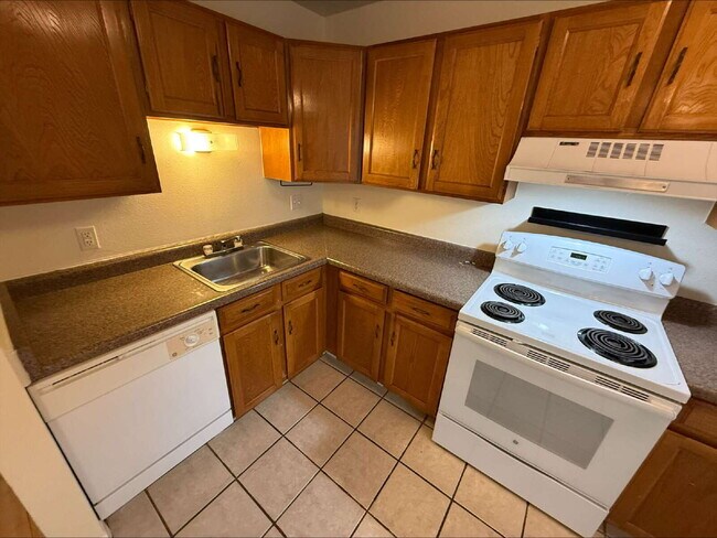 Building Photo - "Charming 2-Bed, 2.5-Bath Condo Retreat in Broomfield – Your Cozy 900 Sq Ft Haven Awaits!"