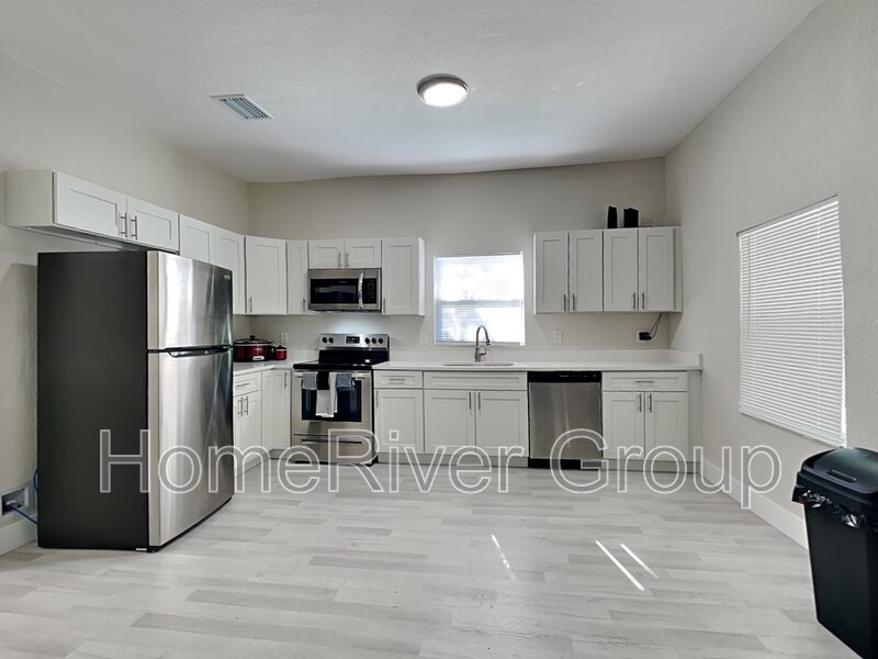 Building Photo - 2423 E 19th Ave