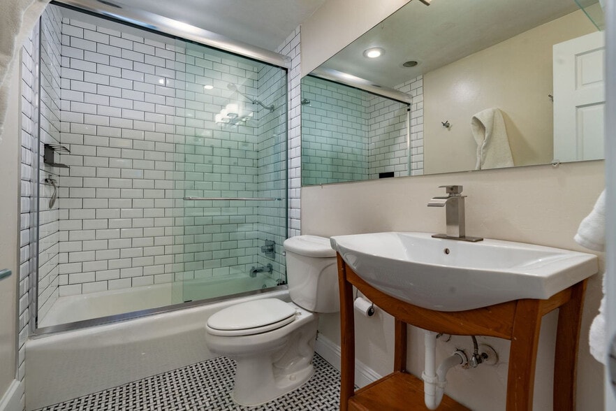 Building Photo - 940 Waters Ave