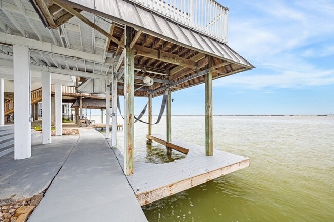 Building Photo - 1322 Outrigger St