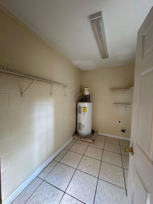 Building Photo - Available Now 3Br Townhome Ashely Villas